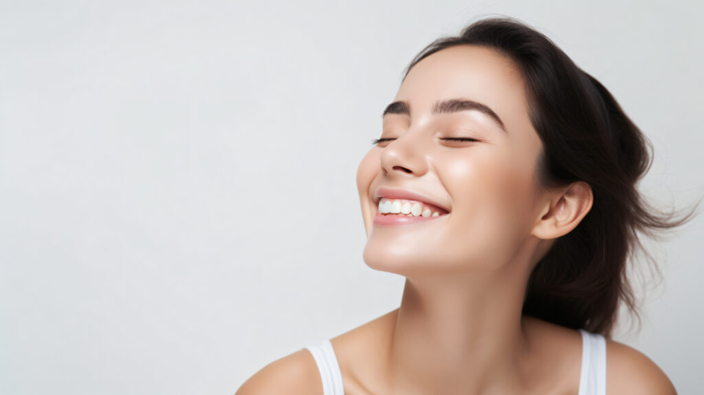 Portrait femme souriante qui illustre la cosmétique naturelle