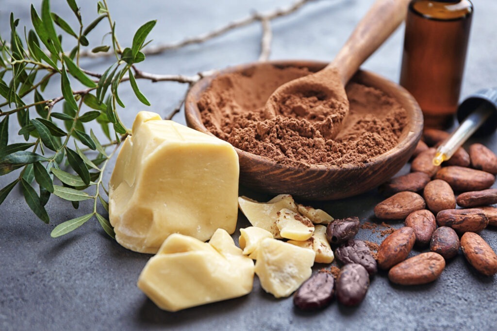 Bol de cacao en poudre, beurre de cacao solide, graines de cacao, beurres végétaux