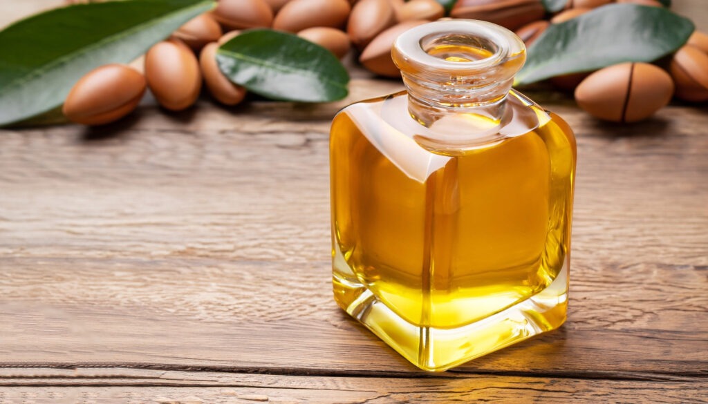 Fiole d'huile d'argan posé sur une table