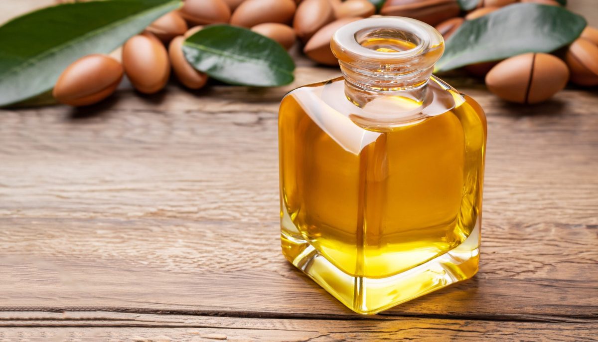 Fiole d'huile d'argan posé sur une table