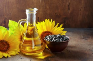 Petit bol contenant des graines de tournesol avec des fleurs de tournesol autour
