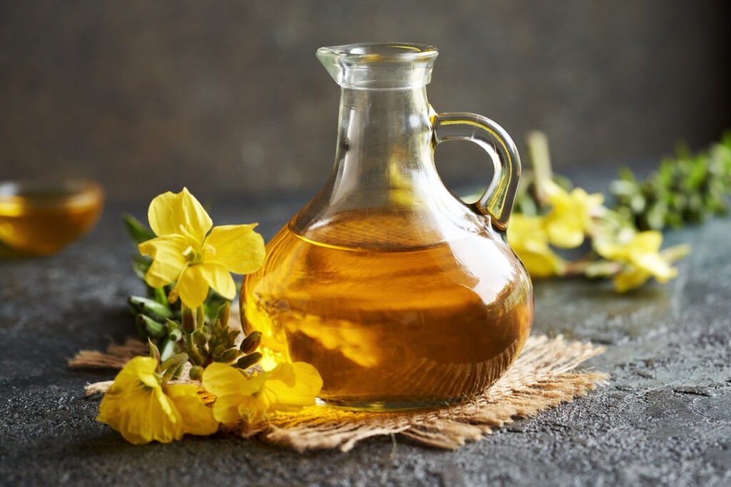 Huile d'onagre avec des fleurs autour qui est un des produits aldivia