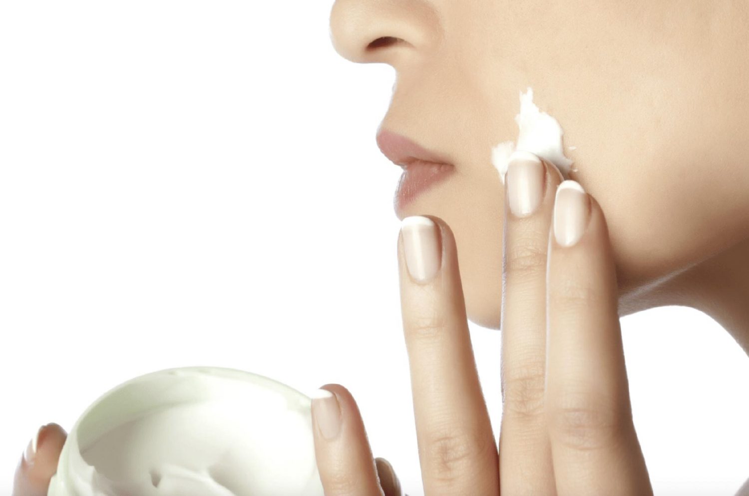 Gros plan application crème visage