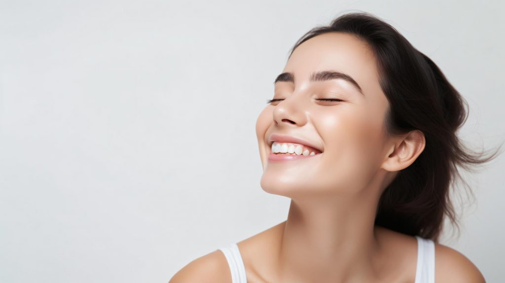Portrait femme souriante qui illustre la cosmétique naturelle